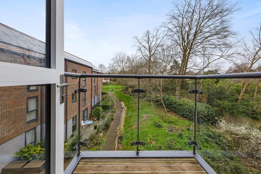 London Road, Guildford, GU1 1FF