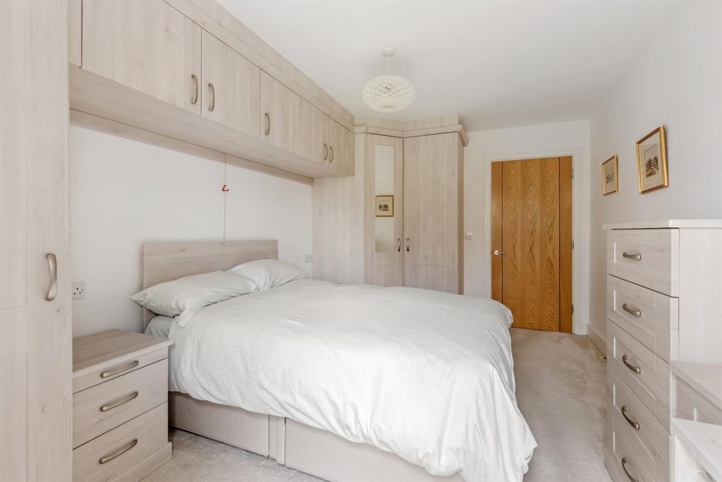 London Road, Guildford, GU1 1FF