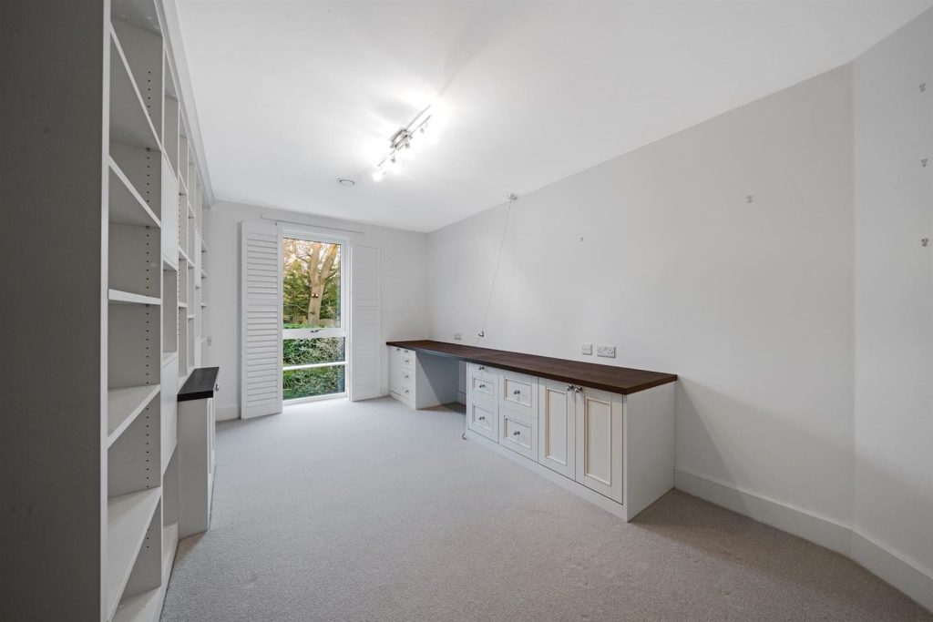 London Road, Guildford, GU1 1FF