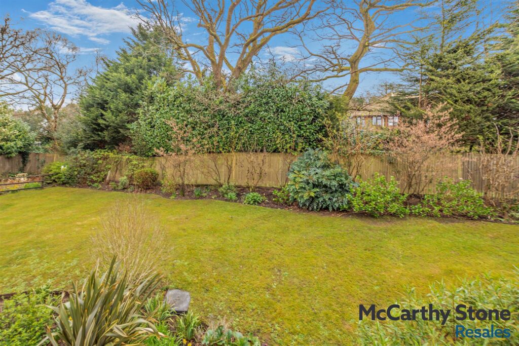 Holmes Place, Crowborough, TN6 2RS