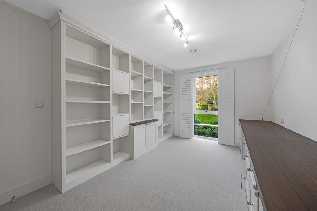 London Road, Guildford, GU1 1FF