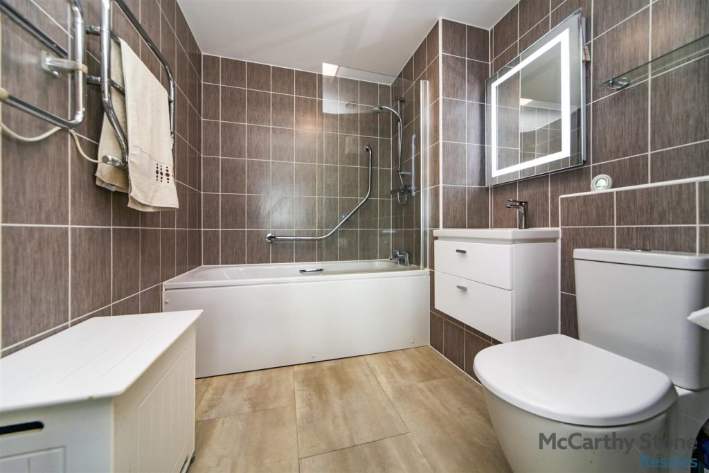 Pavilion Court, Hamilton Gardens, Felixstowe, IP11 7FA