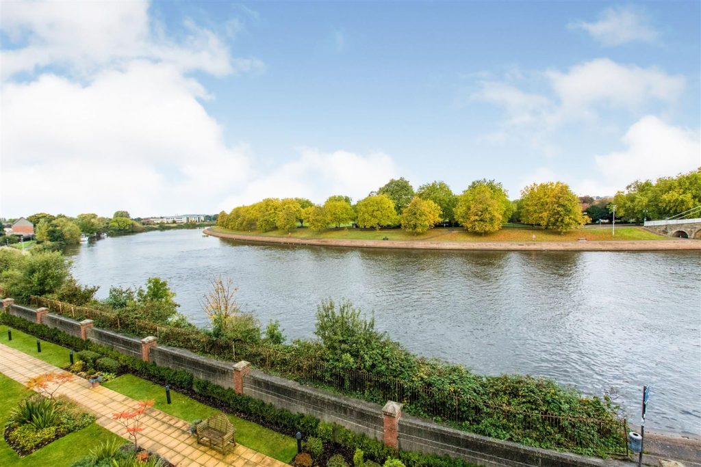 Wilford Lane, West Bridgford. River Facing Corner Apartment