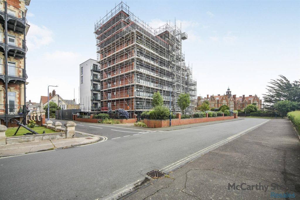 Pavilion Court, Hamilton Gardens, Felixstowe, IP11 7FA
