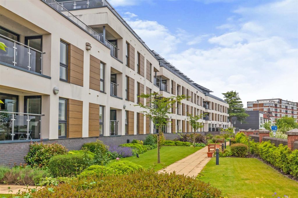 Wilford Lane, West Bridgford. River Facing Corner Apartment