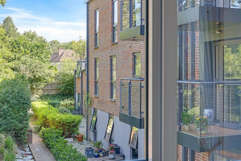 London Road, Guildford, GU1 1FF
